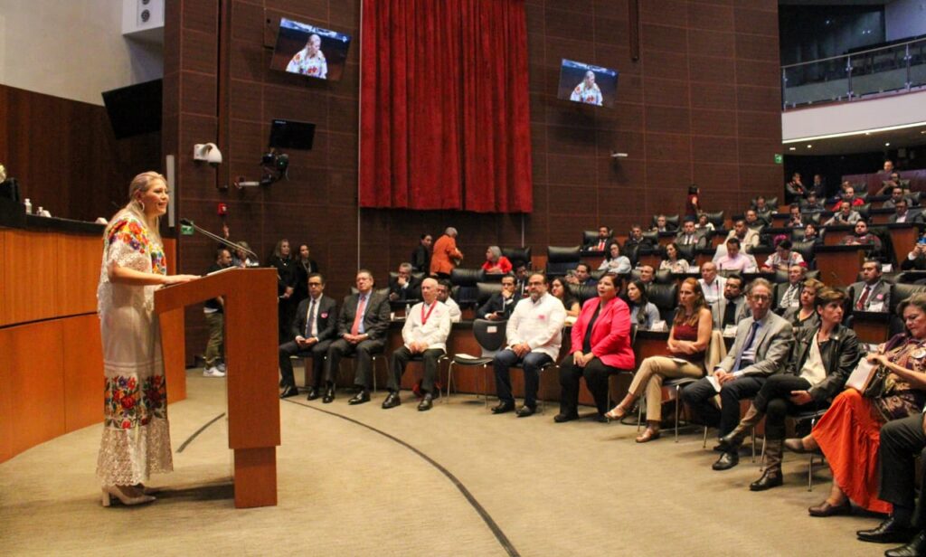 Los nombres de Felipe y Elvia Carrillo Puerto en letras doradas en el Senado de la República 2 Letras 1