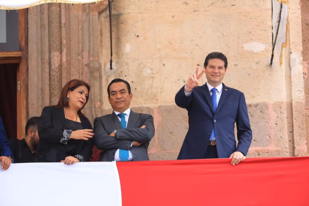 Encabeza Alfonso Martínez colorido desfile cívico militar 1 AMdesfile2