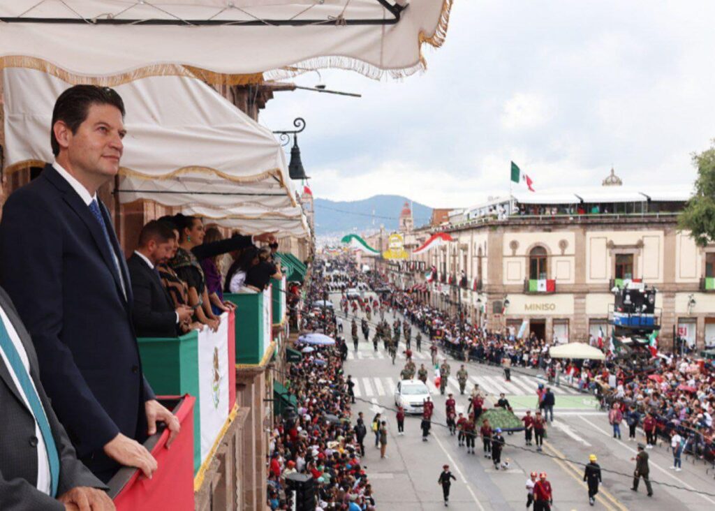 Encabeza Alfonso Martínez colorido desfile cívico militar 2 AMdesfile3