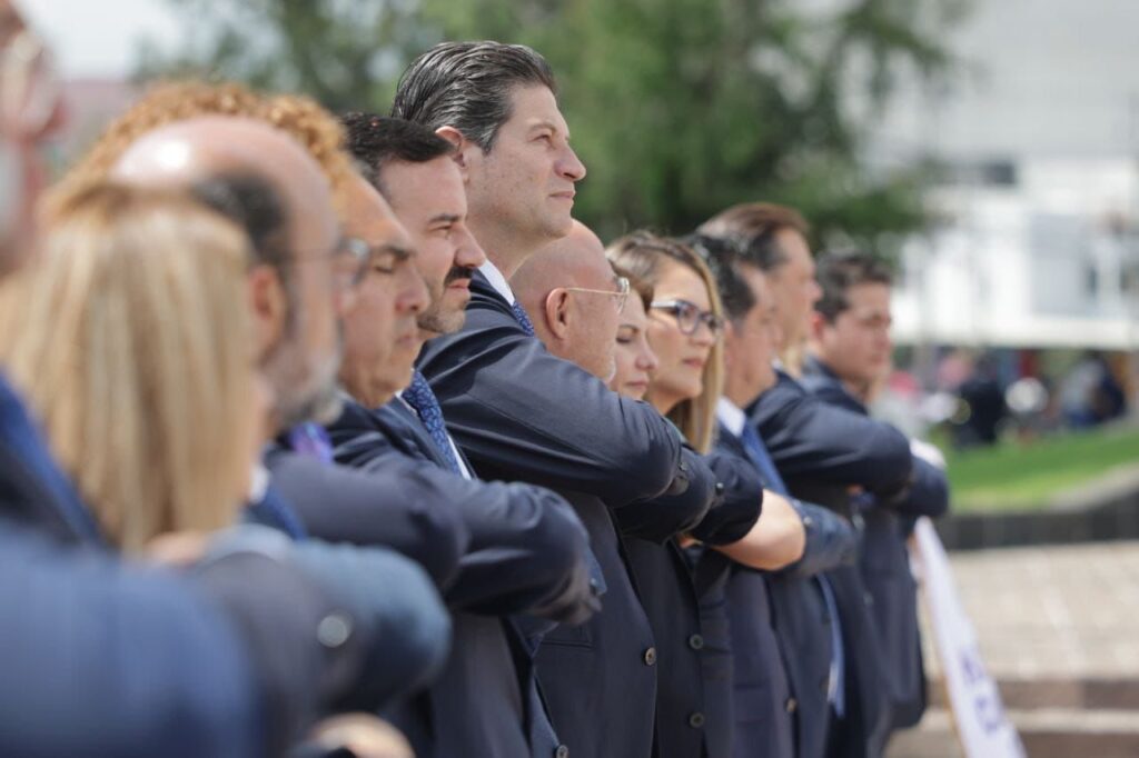Encabeza Alfonso Martínez colorido desfile cívico militar 4 AMdesfile5