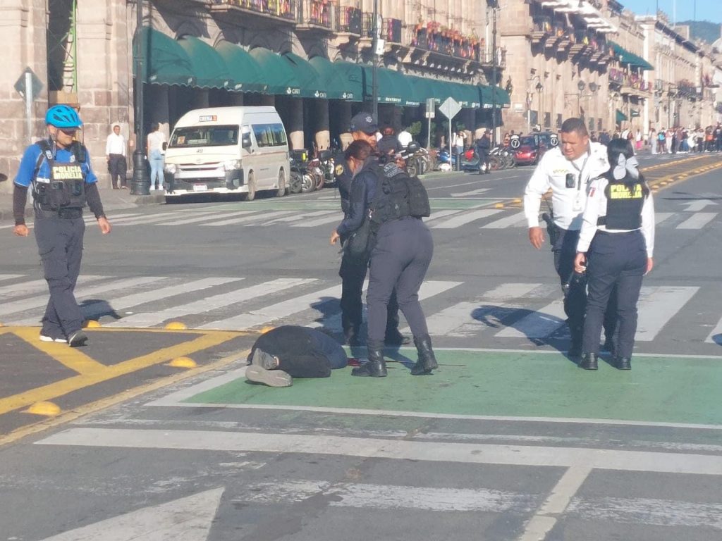 Hombre muere por disparos de arma de fuego en pleno centro de Morelia 1 CentroHom2
