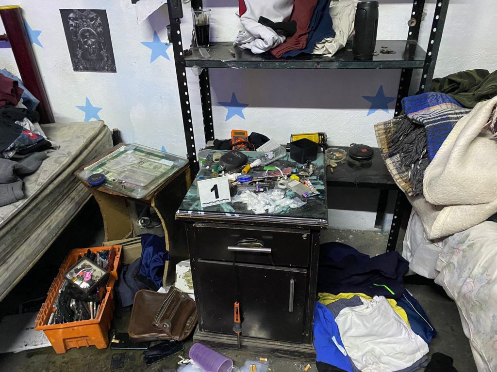 Tras cateo, FGE detiene a dos hermanos y asegura narcótico en la colonia Gertrudis Sánchez 1 FGECatGerSan2