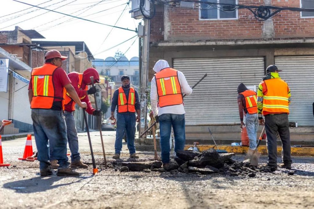 Alma Mireya González da arranque a labores de bacheo en libramiento de Quiroga 1 QuirBache2