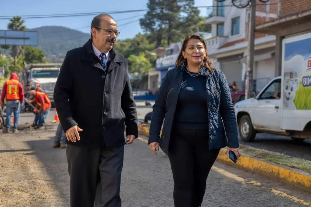 Alma Mireya González da arranque a labores de bacheo en libramiento de Quiroga 3 QuirBache4