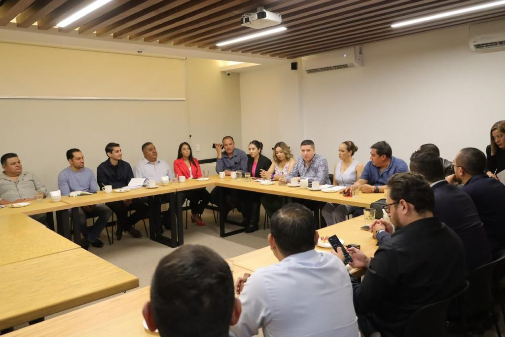 Atiende Vicente Gómez el tema de la salud en el Distrito XIX 1 VteDttoSalud2