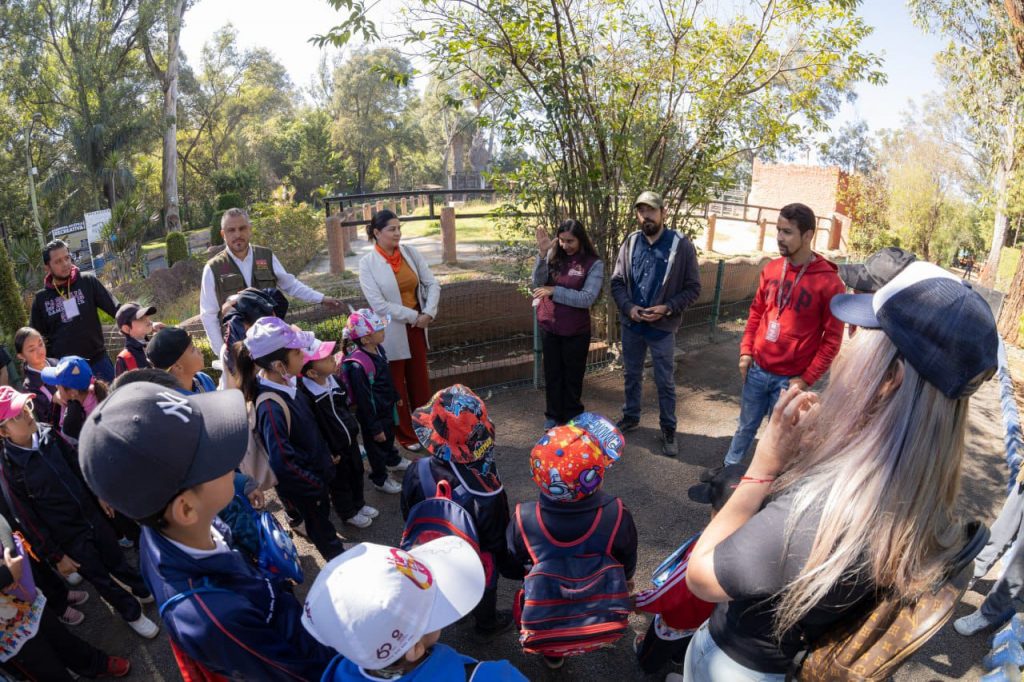 Consienten SEDEBI y Zoológico a niñas y niños con discapacidad auditiva 3 SEDEZOO4