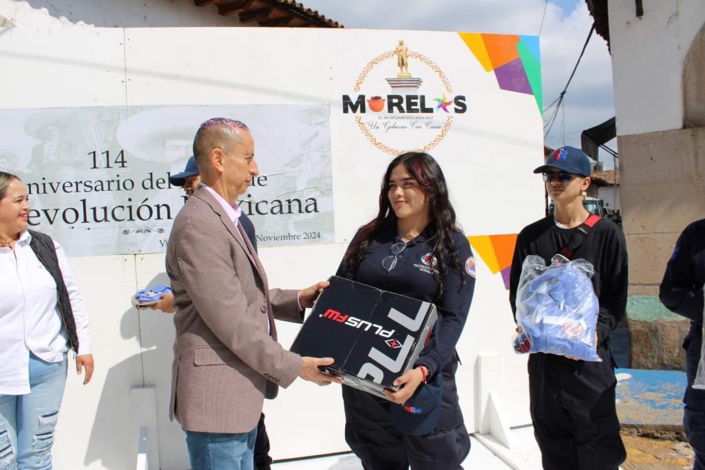 Entrega Conejo Alejos uniformes a Protección Civil Municipal en el 114 Aniversario de la Revolución Mexicana 1 VillaUnifPC2