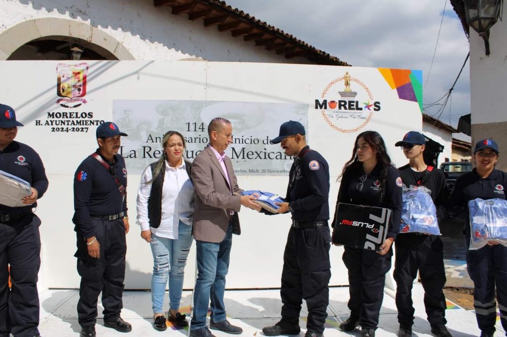 Entrega Conejo Alejos uniformes a Protección Civil Municipal en el 114 Aniversario de la Revolución Mexicana 2 VillaUnifPC3