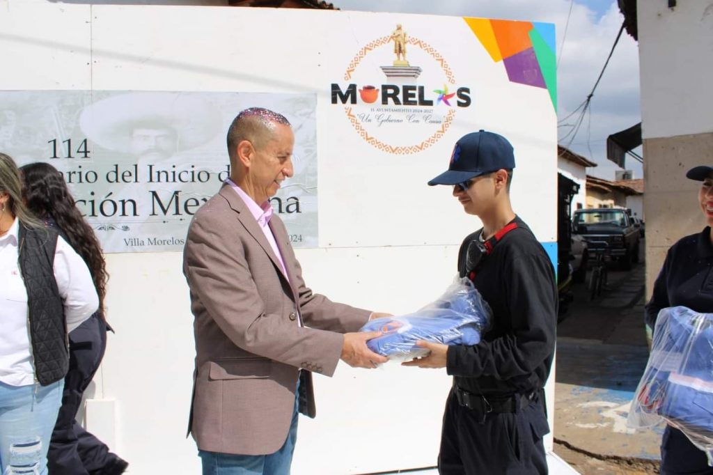 Entrega Conejo Alejos uniformes a Protección Civil Municipal en el 114 Aniversario de la Revolución Mexicana 3 VillaUnifPC4