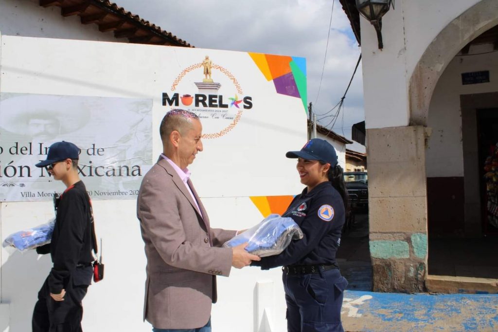 Entrega Conejo Alejos uniformes a Protección Civil Municipal en el 114 Aniversario de la Revolución Mexicana 4 VillaUnifPC5
