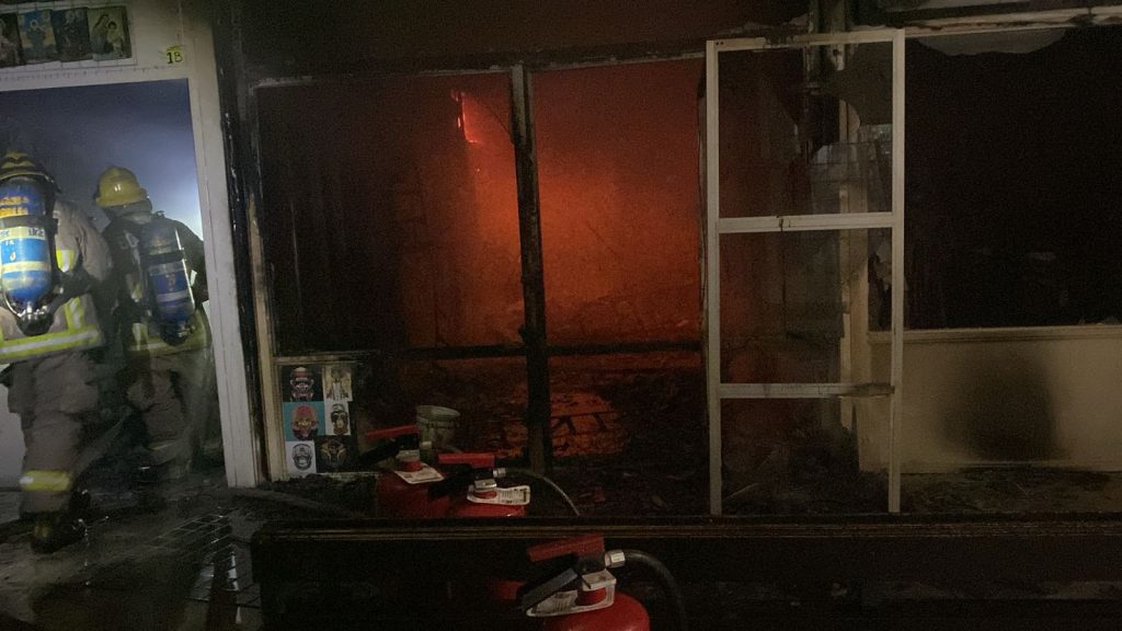 Atienden Bomberos Municipales y Policía Morelia incendio en local 1 GobMorIncCapu2