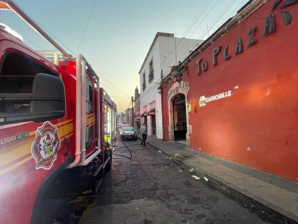 Atienden Bomberos Municipales y Policía Morelia incendio en local 2 GobMorIncCapu4