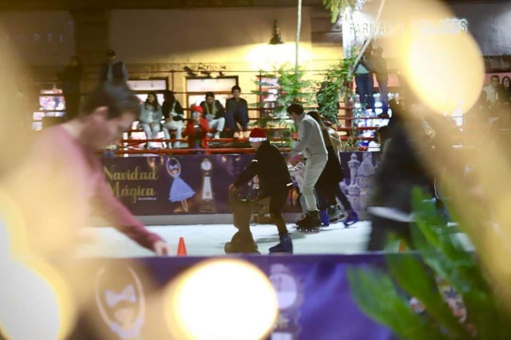 Disfrutan morelianas y morelianos encendido navideño y Pista de Hielo 1 GobMorPisIlu3