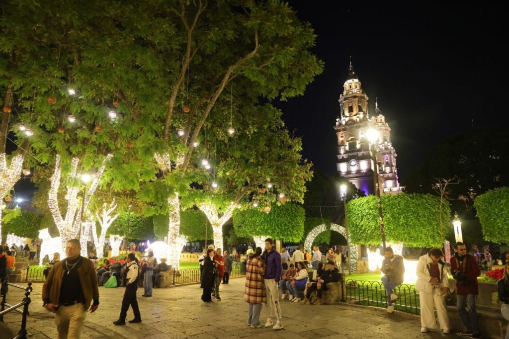 Disfrutan morelianas y morelianos encendido navideño y Pista de Hielo 2 GobMorPisIlu4