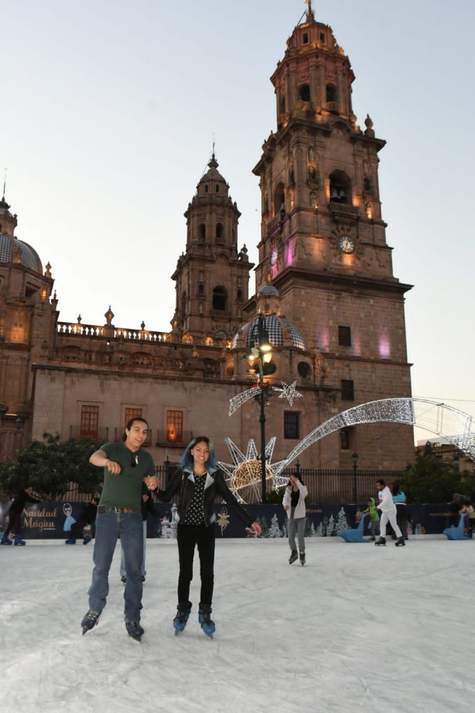 Pista de Hielo del Centro de Morelia, disponible mañana y tarde para todas las familias 1 GobMorPistHiel2