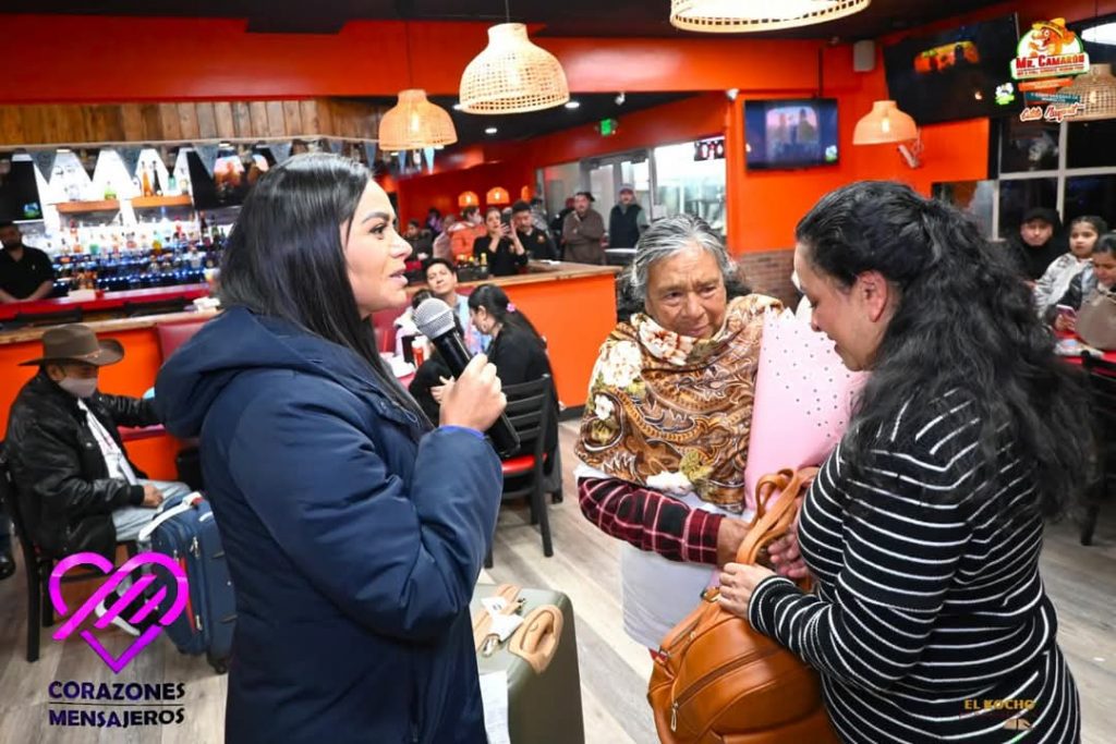Adultos mayores se reencuentran con sus familiares en Washington con el apoyo de la senadora Araceli Saucedo 2 AraWashington3