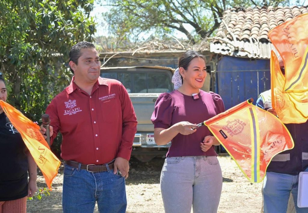 Zacapu sigue transformándose, inicia instalación de nuevas luminarias en la avenida de Las Rosas: Mónica Valdez 1 ZacLuminarias2