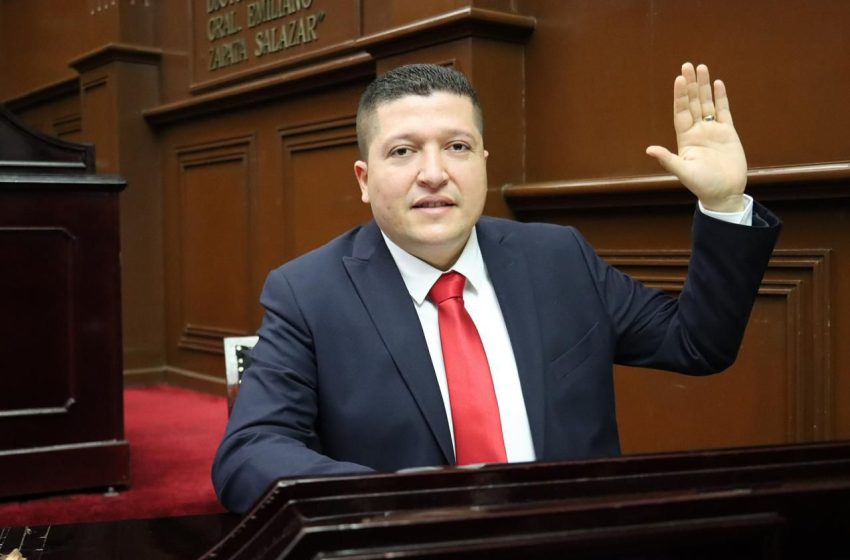  Vicente Gómez apoya a la población con la entrega de paquetes de útiles escolares subsidiados