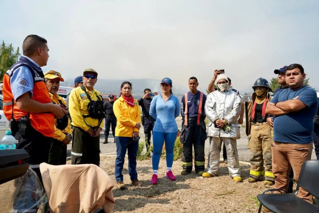 En Zacapu autoridades y comunidad trabajan juntos para combatir incendio forestal: Mónica Valdez 1 ZacIncFores2