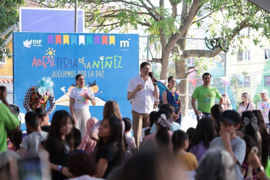 Con inflables gigantes, DIF Morelia celebra a las y los niños 1 img 20250424 wa02102422513644155416416