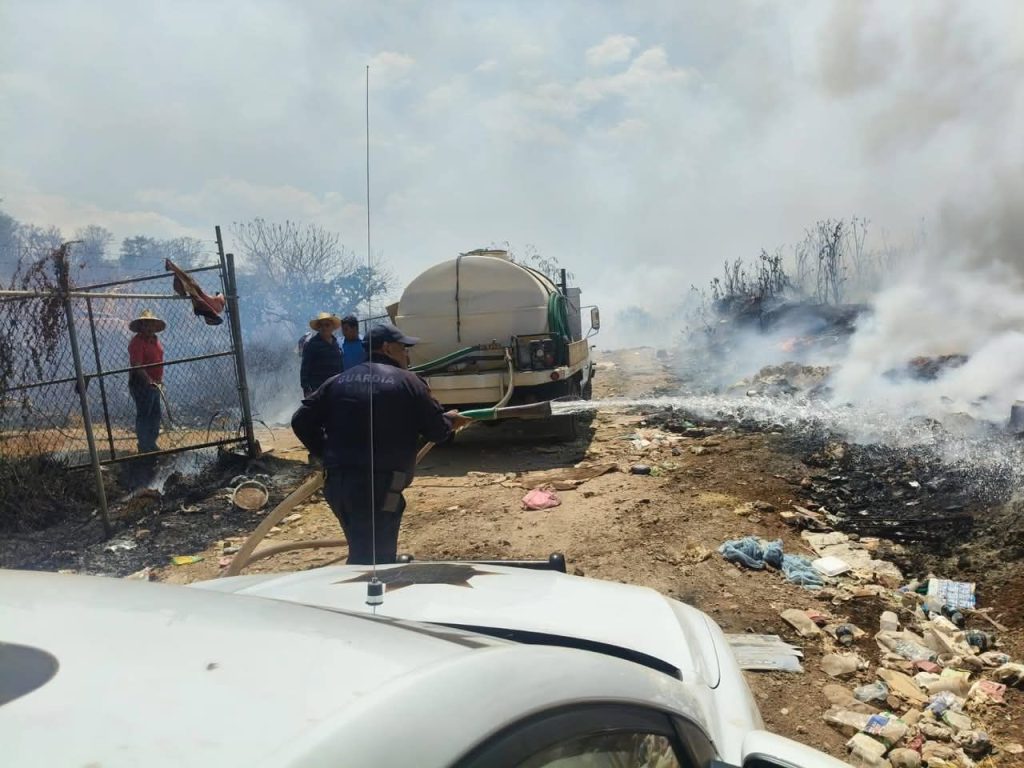 Respuesta inmediata del Ayuntamiento de Morelos, para controlar incendio en basurero municipal 1 img 20250428 wa01714205695161915654100