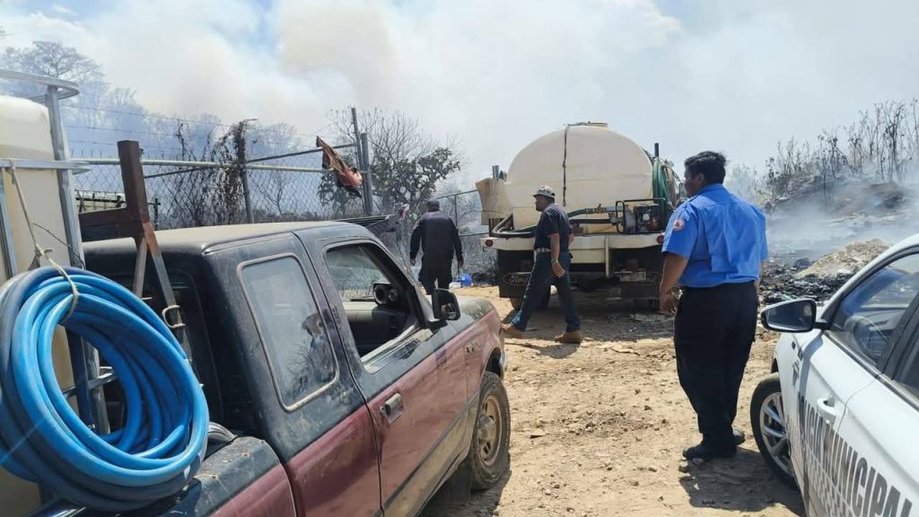 Respuesta inmediata del Ayuntamiento de Morelos, para controlar incendio en basurero municipal 3 img 20250428 wa01731012521044189890543