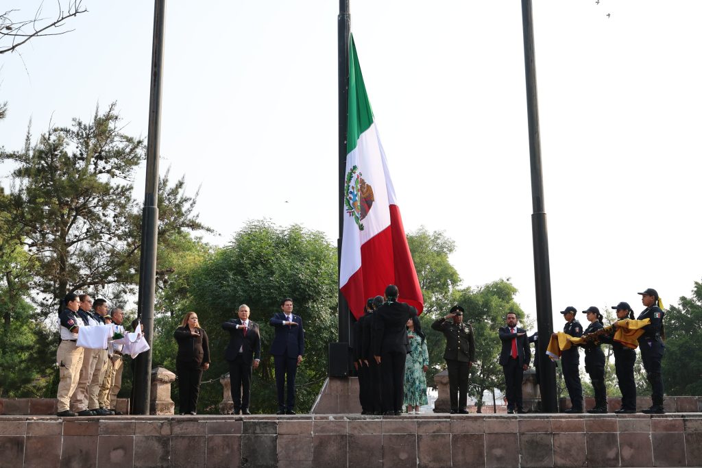 Encabeza Alfonso Martínez Alcázar, Izamiento de banderas por 484 Aniversario de Morelia 1 AMIzaBands2