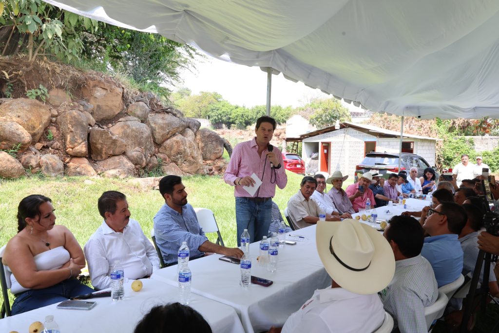 Se reúne Alfonso Martínez con productores y liderazgos de Taretan 1 AMTaretan2