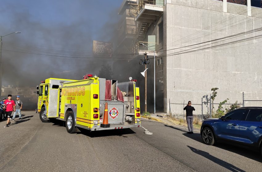 Atiende Bomberos Municipales y Policía Morelia incendio de vehículo en estacionamiento de gimnasio