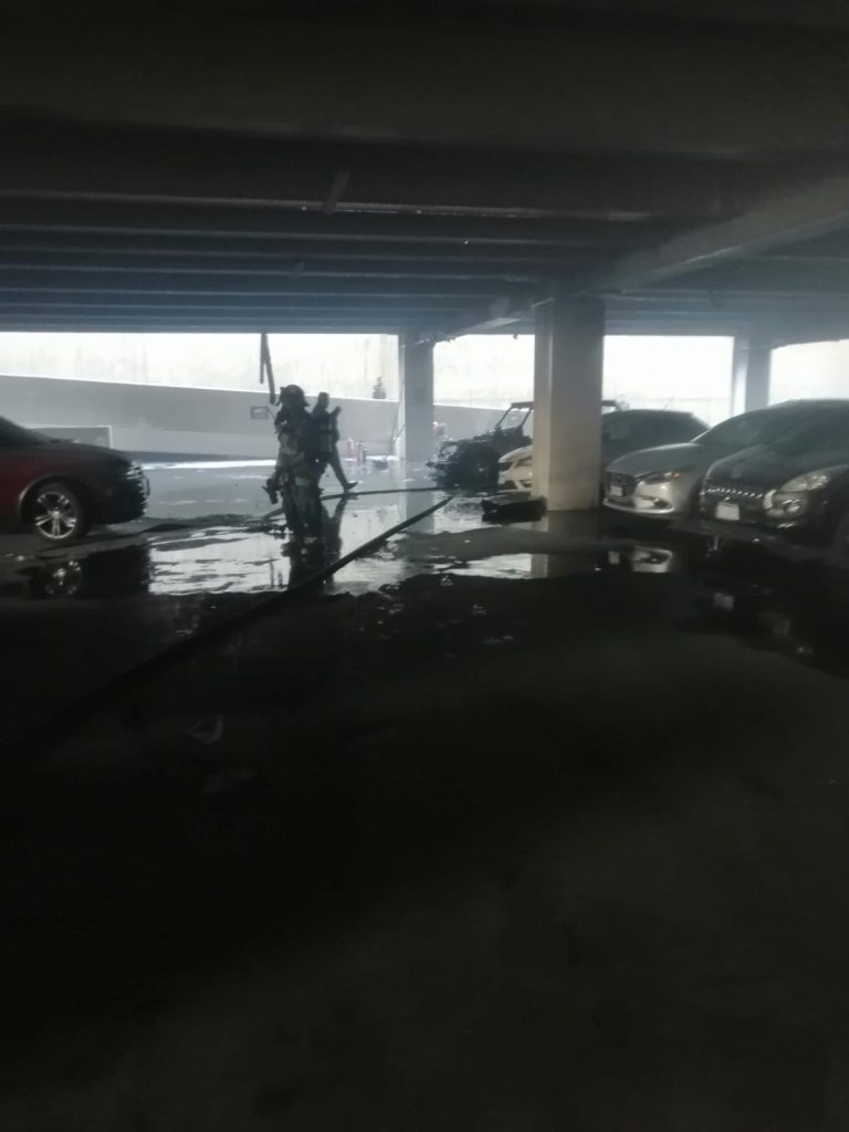 Atiende Bomberos Municipales y Policía Morelia incendio de vehículo en estacionamiento de gimnasio 1 BombAltoz2