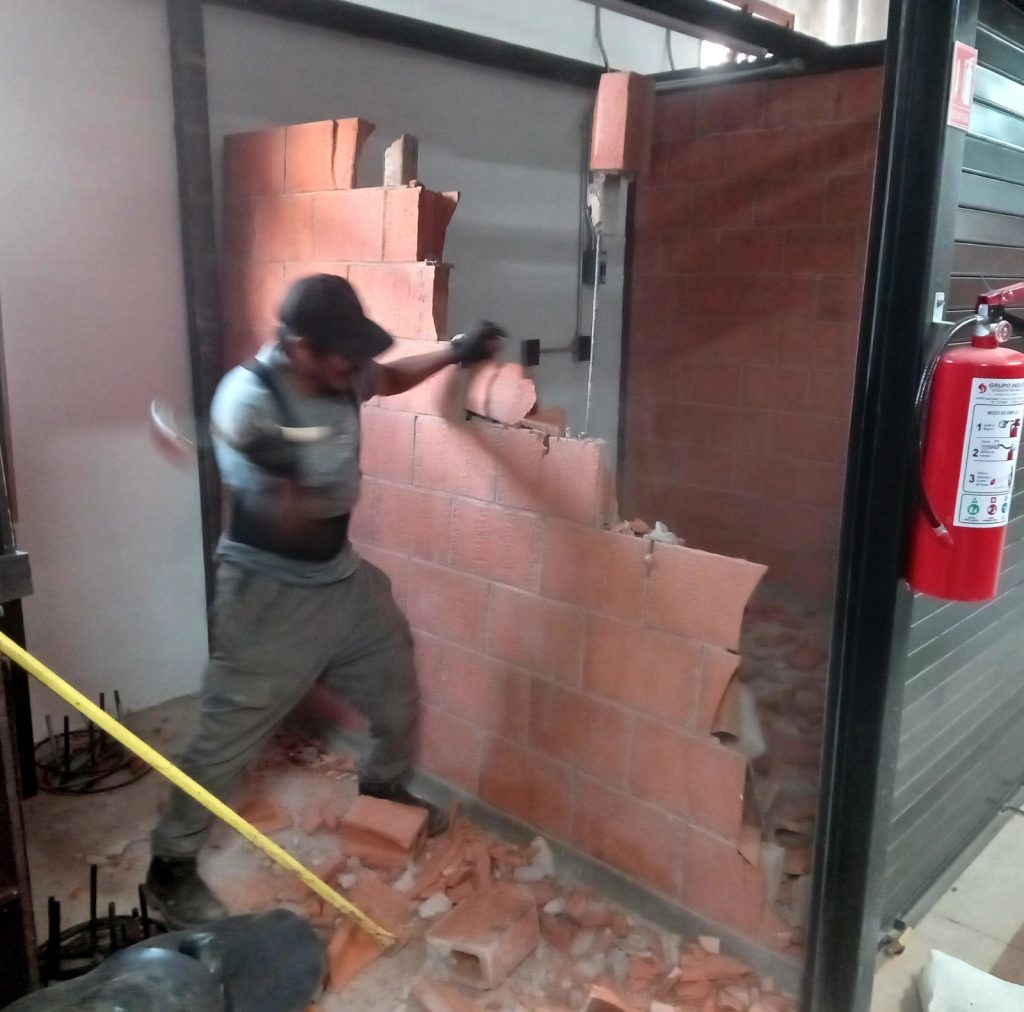 Por su mal diseño de espacios, comerciantes derrumban locales del nuevo Mercado de Pátzcuaro 1 ChecMdoPtz2