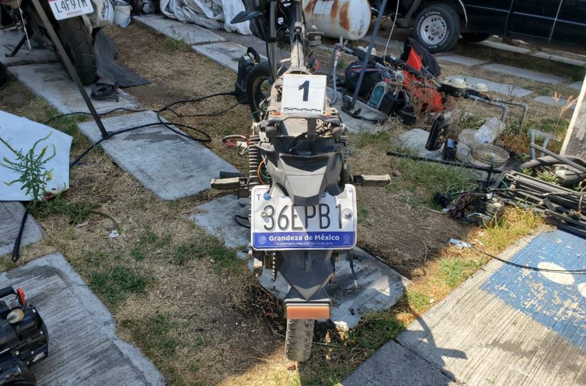 En cateo, asegura FGE una motocicleta con reporte de robo; hay un detenido