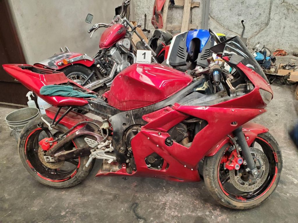 Tras catear un taller mecánico, Fiscalía General recupera una motocicleta robada y detiene a una persona 2 FGECatTallMot3