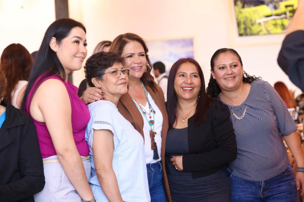 Celebra Fabiola Alanís con mamás líderes de colonias morelianas 1 Fabmadres2