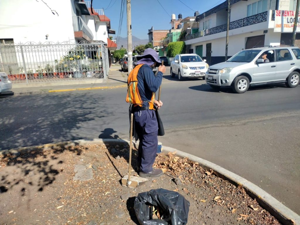 Brigadas de la Secretaría de Servicios Públicos intervienen camellones al Norte de Morelia 1 GobMorCamesNte2