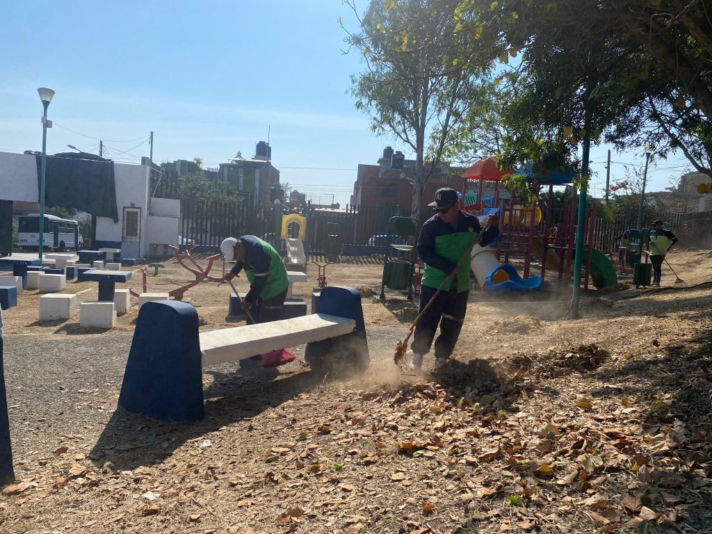 Vecinas y vecinos se suman a la jornada de limpieza en nororiente de Morelia 1 GobMorJorLpza2