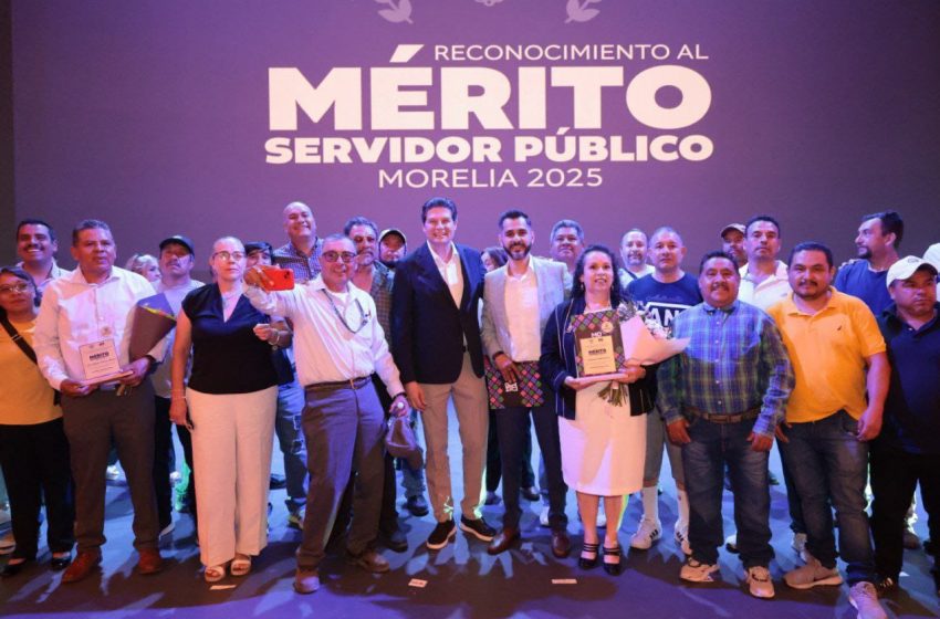 Premia Gobierno de Alfonso Martínez a trabajadores destacados