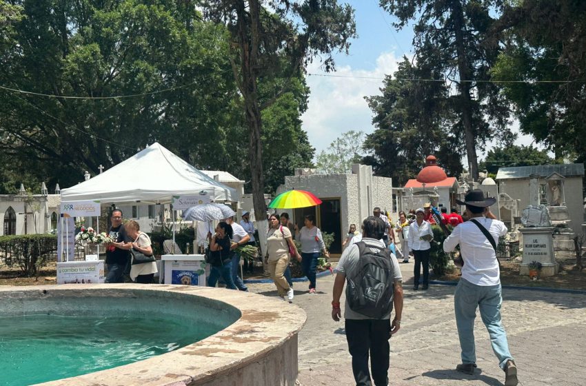 Miles de personas acuden al Panteón Municipal para conmemorar el Día de las Madres