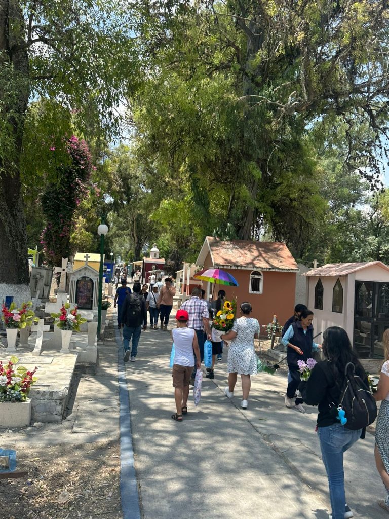Miles de personas acuden al Panteón Municipal para conmemorar el Día de las Madres 1 GobMorPanMad2