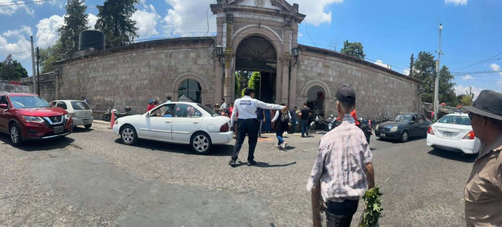 Miles de personas acuden al Panteón Municipal para conmemorar el Día de las Madres 2 GobMorPanMad3