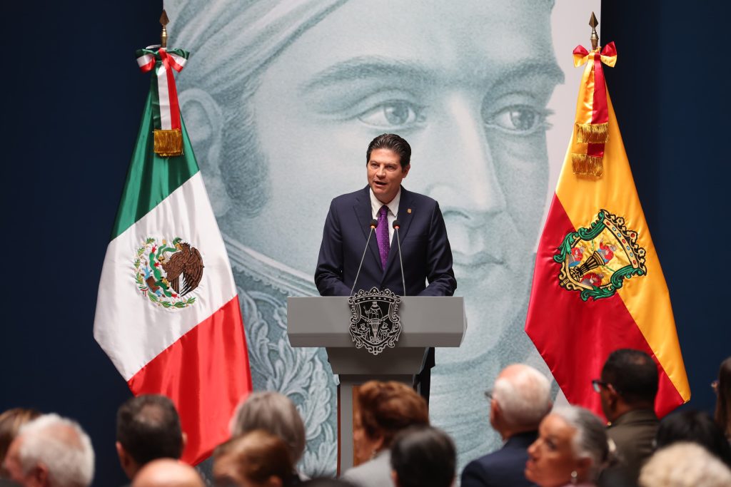 Recibe el Cardenal, Alberto Suárez Inda, la presea Generalísimo Morelos 2 GobMorPresSI3