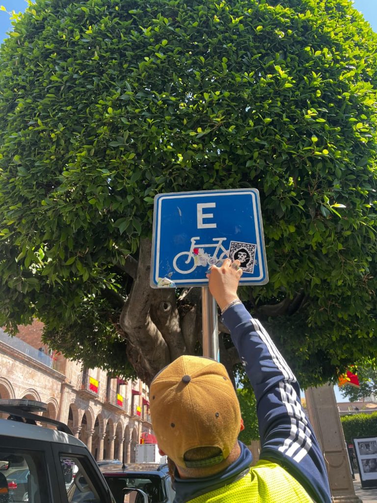 Gobierno de Morelia refuerza mantenimiento de señalética en el Centro Histórico 1 GobMorSenaletica2