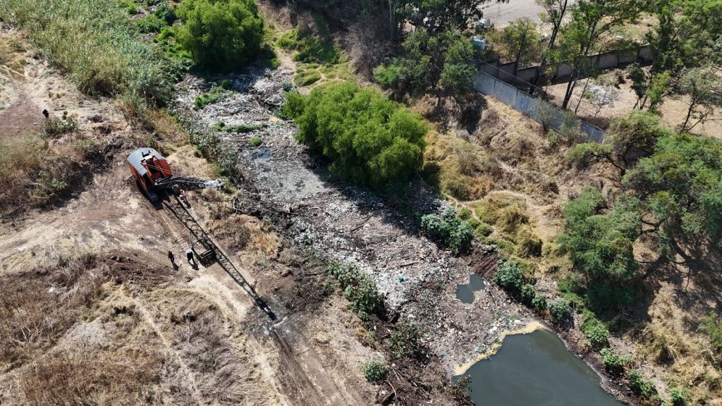 Ooapas retira importante taponamiento en el Río Grande 2 GobMorTapon3