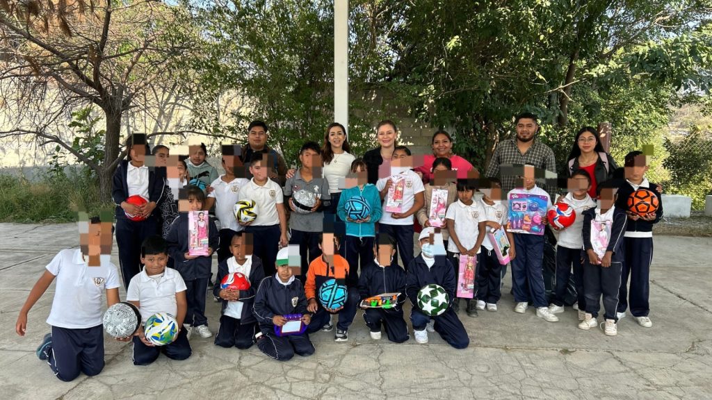 Grecia Aguilar realiza gira por Zitácuaro para convivir con niñas y niños y entrega regalos 1 Grecianinos2