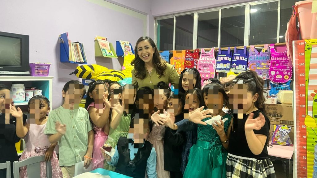 Grecia Aguilar realiza gira por Zitácuaro para convivir con niñas y niños y entrega regalos 2 Grecianinos3