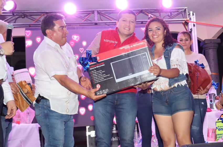 Reconoce Vicente Gómez a la niñez y a las mamás con festejos en el Distrito XIX
