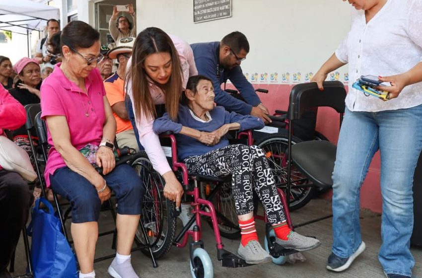 Entregan sillas de ruedas y aparatos auxiliares a personas con discapacidad en Zacapu