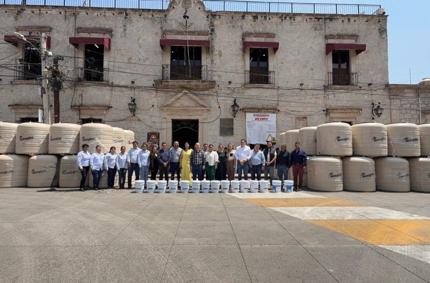 Tarímbaro consolida programas de apoyo a la vivienda con entrega de impermeabilizante y tinacos subsidiados