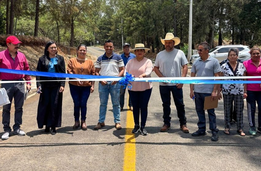 Inaugura Alma Mireya González mantenimiento de vialidades en Atzimbo