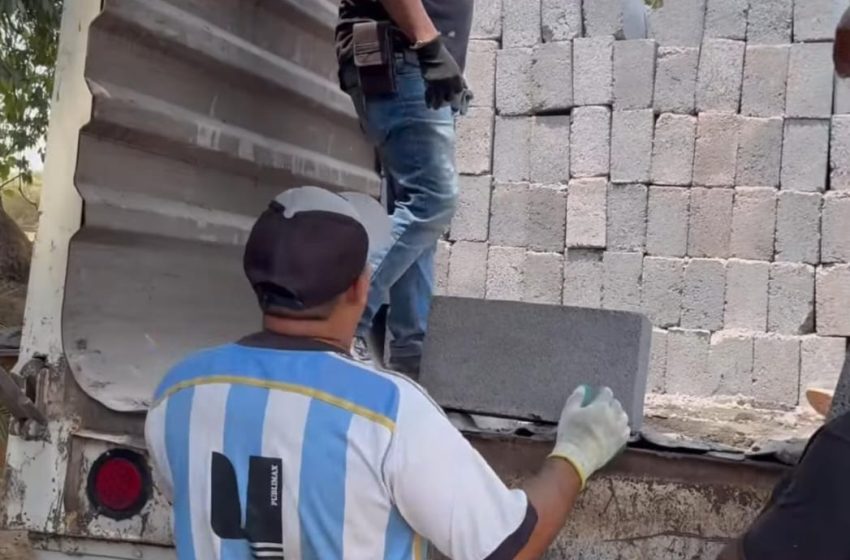 Entrega apoyos a familias de Los Reyes para mejora de viviendas: Humberto Jiménez